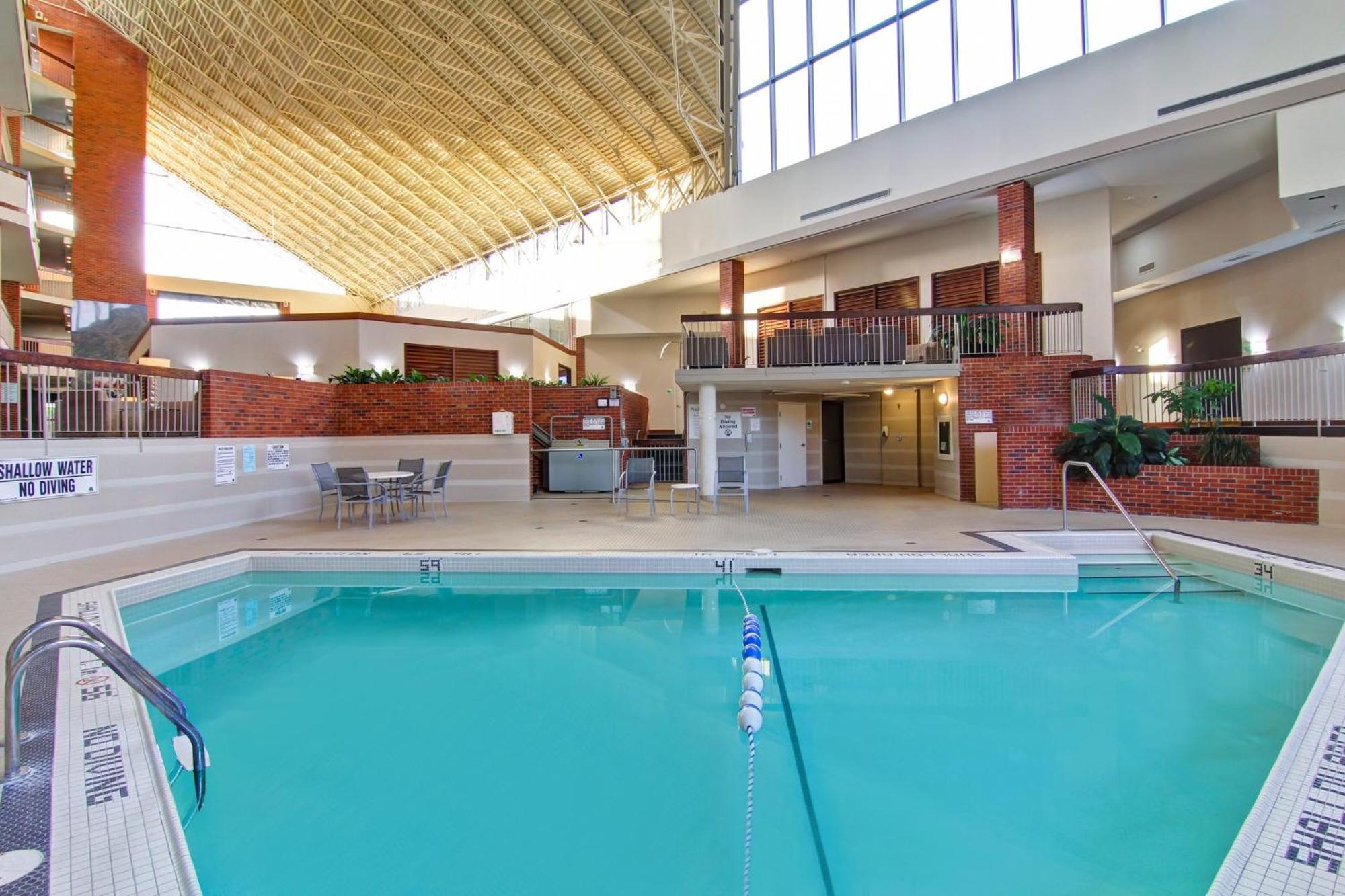 Holiday Inn Oakville Centre By Ihg Exterior foto